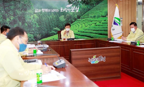 ▲ 태풍대비 긴급 대책회의를 주재하고 있는 김철우 보성군수