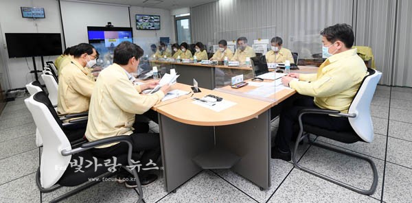 ▲ 태풍대비 긴급 대책회의를 주재하고 있는 김병내 남구청장