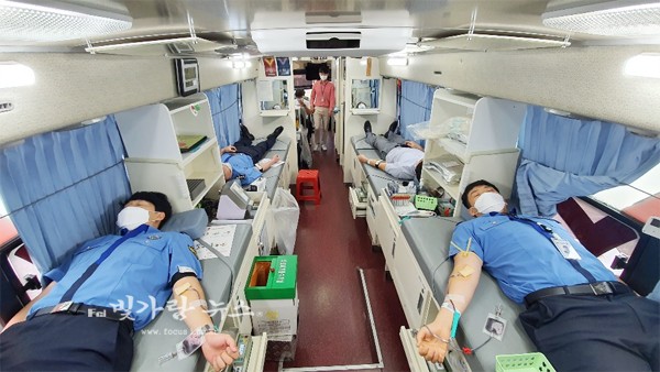 ▲ 헌혈 운동에 동참하고 있는 여수해경 (여수해경제공)
