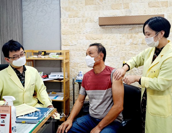 ▲ 독감 예방접종을 하고 있는 장성군 보건소