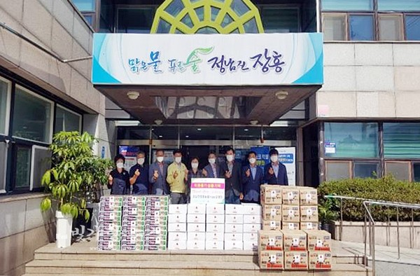 ▲ 생필품을 전달하고 있는 강경일 정남진장흥농협조합장