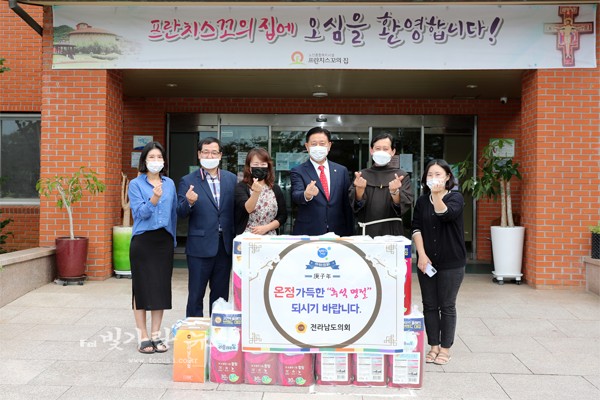 ▲ 사회복지시설을 위문하고 있는 김한종 의장 (중앙)