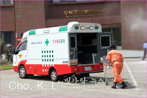 ▲ 환자를 이송하고 있는 구급대원 (자료사진)