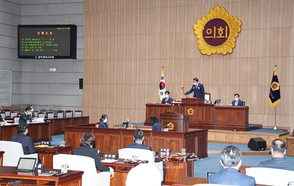 ▲ 제293회 임시회 폐회 선언을 하고있는 김용집 의장