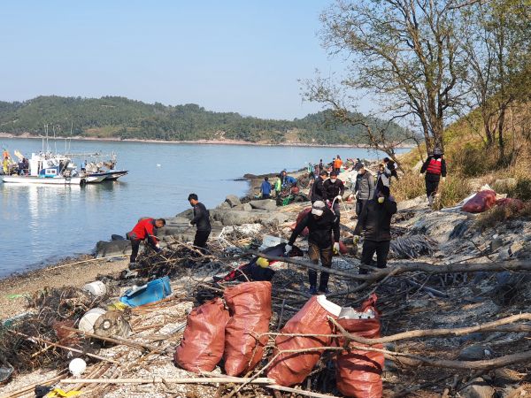 ▲ 보성군, 람사르습지 벌교 갯벌 보전 노력… 무인도 해양쓰레기 정화활동