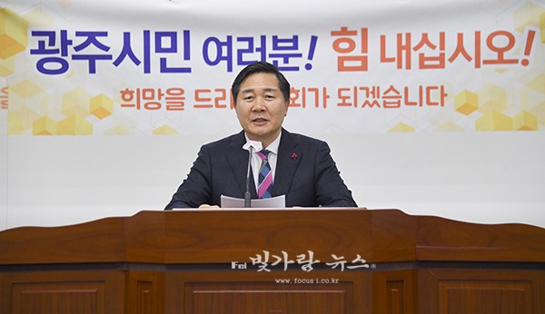 ▲ 송/신년사를 발표하고 있는 김용진 의장