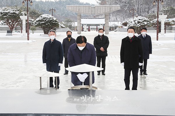 ▲ 국림 5.18민주묘지를 찾아 참배하고 있는 김한종 전남도의회 의장과 의원