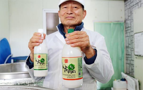 ▲ 제조생산한 뽕잎 막걸리를 들고 있는 도암주조장 박병현 대표