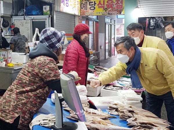 ▲ 전통시장을 찾아 서민경제를 살피고 있는 김승남 국회의원