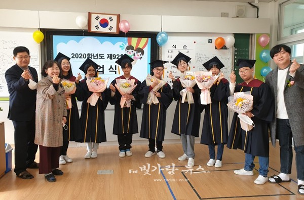 ▲ 신안 자은초등학교 졸업식 (기념촬영/ 전남도교육청제공)