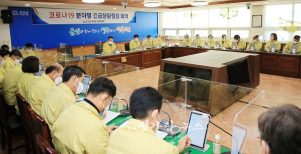 ▲ 대책회의를 주재하고 있는 김산 무안군수