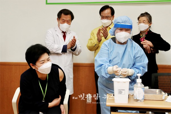 ▲ 백신접종을 하고 있는의무실을 찾아 위로와 격려를 보내고 있는 김삼호 광산구청장 (광산구제공)