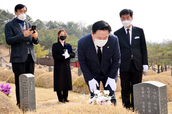 ▲ 박관현 열사의 묘지를 참배하고 있는 김두관의원 일행