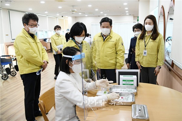 ▲ 지역예방접종센터 구축 대비 점검하고 있는 김병내 남구청장