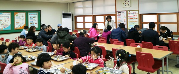 ▲ 신학기를 맞아 강진병영초등학교 학생들과 선생님들이 친환경 식재료로 만든 급식을 먹고 있는 모