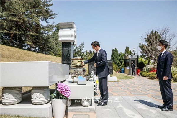 ▲ 고(故) 김대중 전 대통령 묘소를 참배하고 있는 송영길 의원