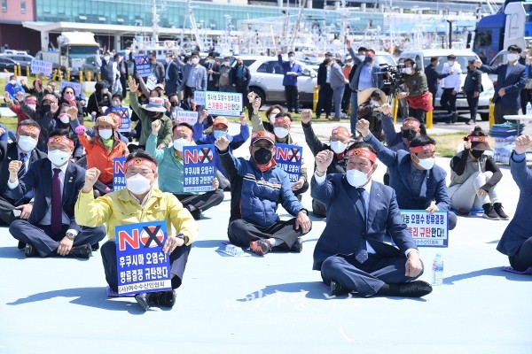 ▲ 日 규탄 어업인 해상규탄대회을 개최하고 있는 여수시민들