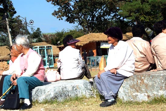 ▲ 따뜻한 햇살을 받으며 망중한을 보내고 있는 어르신들 (자료사진)