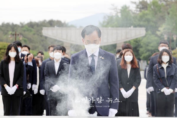 ▲ 국립 5.19민주묘지를 참배하고 있는 김삼호 광산구청장 (광산구제공)