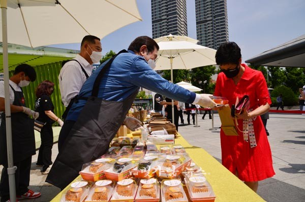 ▲ 시민들에 주먹밥을 나눠주고 있는 이용섭 광주시장