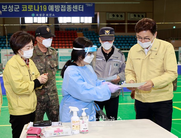 ▲ 백신접종 현황을 점검하고 있는 김철우 보성군수