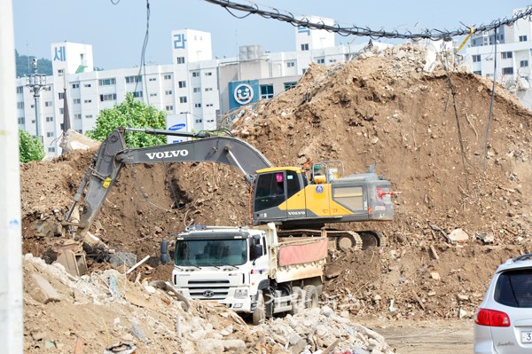 ▲ 13일 오후 사고현장 건축물 골재를 트럭으로 운반되고 있다. 동구청에 따르면 이는 국가수에서 관리되고 있다