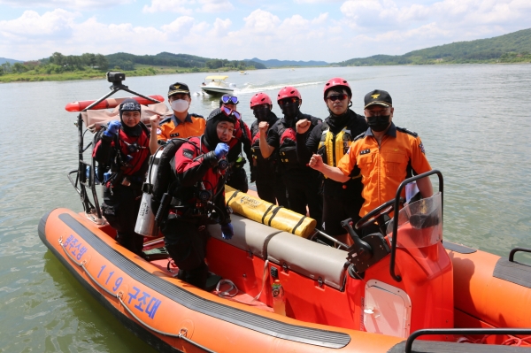 ▲ 광여름 수난사고 대비 인명구조훈련을 하고 있는 119구조대원들 (광주소방본부제공)