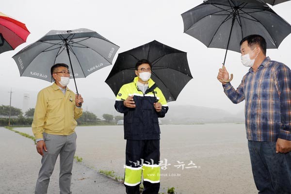 ▲ 폭우 피해 현장 점검을 하고 있는 김철우 보성군수