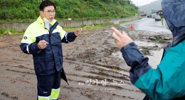 ▲ 폭우 피해 현장 점검을 하고 있는 김철우 보성군수