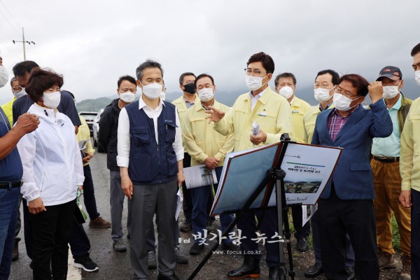 ▲ 수해현장을 방문 피해 상활을 청취하고 있는 김승남 의원
