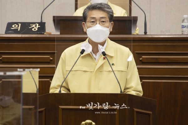 ▲ 예산안 의회 제출에 따른 시정연설을 하고 있는 김순호 구례군수