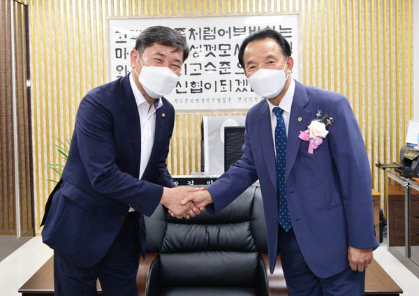 ▲ 신축건물 중공 축하의 인사를 나누고 있는 조오섭 의원(좌로부터) 이형석 의원, 김민희 이사장