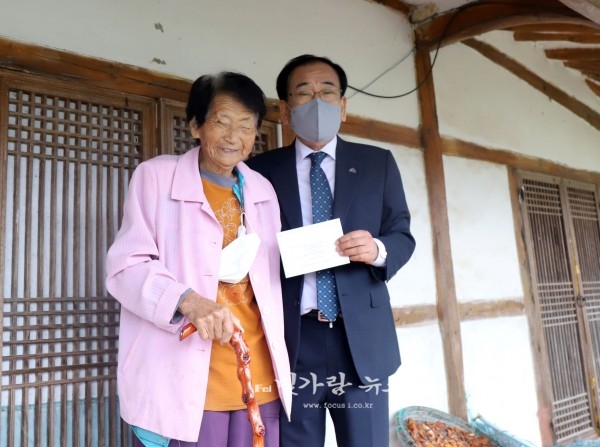 ▲ 100세 장수 어르신에게 장수지팡이 청려장을 전달하고 있는 김준성 영광군수