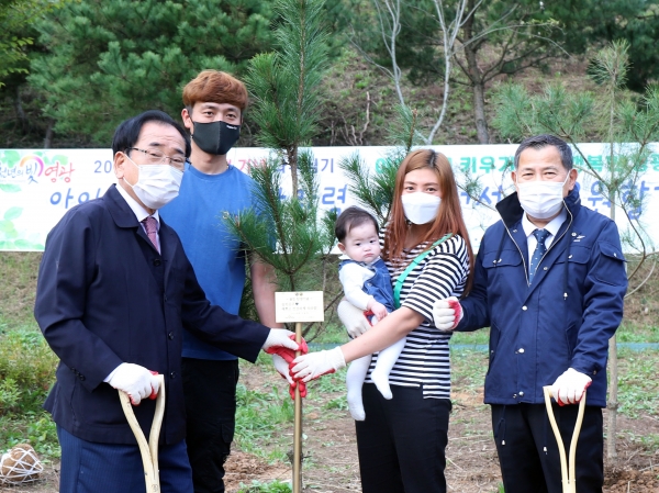 ▲ 영광군, 2021년 신생아 탄생 기념 나무 우산공원에 식재