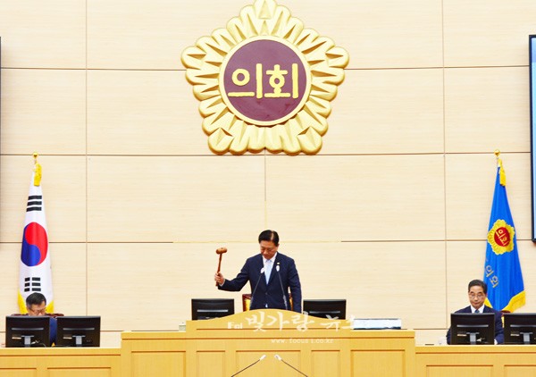 ▲ 사회를 맡아보고 있는 김한종 의장