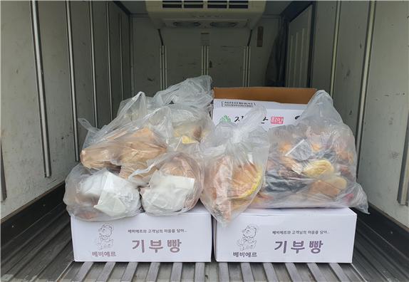 ▲ 담양 지역 베이커리 업체, 담양군복지재단에 사랑의 빵 기부