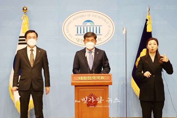 ▲ 긴급 회견문을 발표하고 있는 (좌로부터) 윤영덕, 조오섭 국회의원