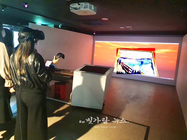 ▲ 주한프랑스대사관과 협업 VR전시 ‘Digital November’(전시관람 모습)광주문화재단제공