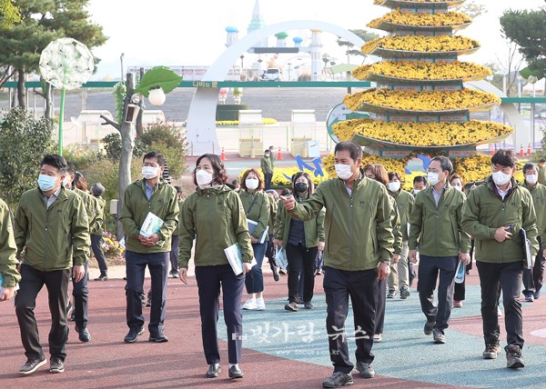 ▲ 지난 1일 함평엑스포공원에서 개최된 현장 간부회의를 개최한 이상익 함평군수 (함평군제공)