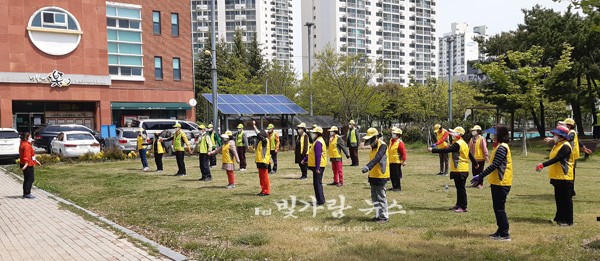 ▲ 광산구 더불어樂노인복지관에서 어르신들이 걷기 운동에 앞서 준비 운동을 하고 있다.