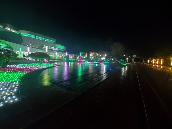 ▲ 보성군 위드코로나 관광 시동… 율포해수녹차센터 빛으로 물들다