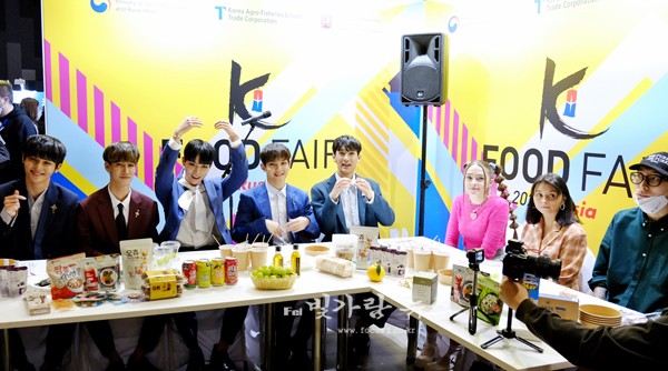 ▲ 러시아 K-Food Fair 소비자체험 팬미팅 행사 (좌측부터) 한국 보이그룹 BXK, 러시아 가수 FRENDSON, Dora, HARU  (한국농수산식품유통공사 제공)