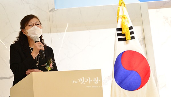 ▲ 신전축하공연에서 연주곡에 대해 설명하고 있는 김유정 광주여성필하모니 오케스트라 단장
