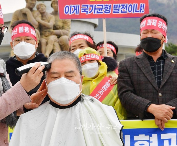 청와대 앞 궐기대회에서 삭발들 하고 있는 유두석 장성군수