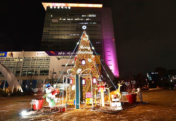 ▲ 시청 잔듸 광장에 불 밝힌 크리스마스트리