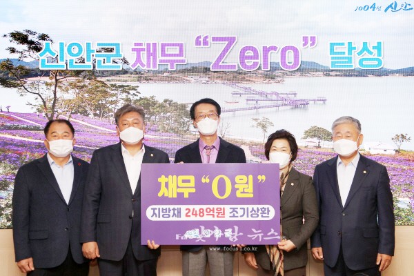 ▲ 지방채 Zero를 선언하고 있는 박우량 신안군수(중앙)