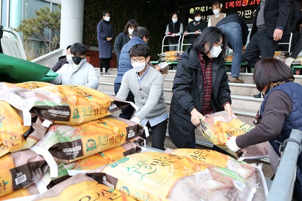 ▲ 기부된 쌀을 옮기고 있는 직원들