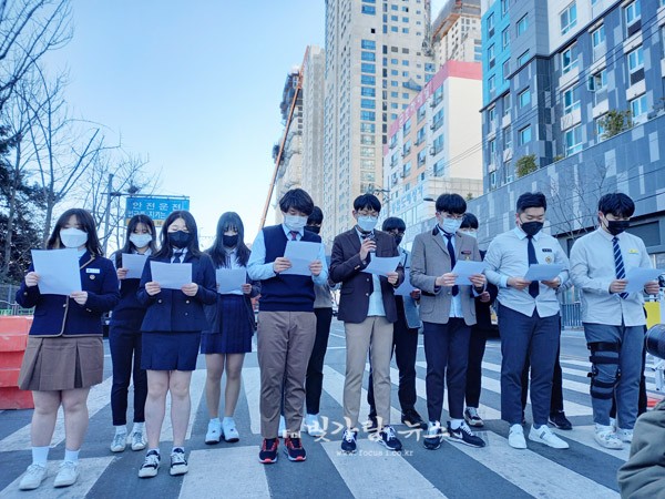 ▲ 성명서를 발표하고 있는 광주고등학교학생의회 회원들
