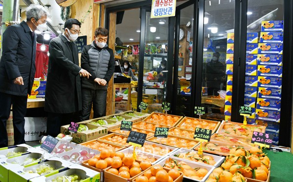 ▲ 울산 신정시장 방문하고 있는 한국농수산식품유통공사 김춘진 사장(좌측 2번째)