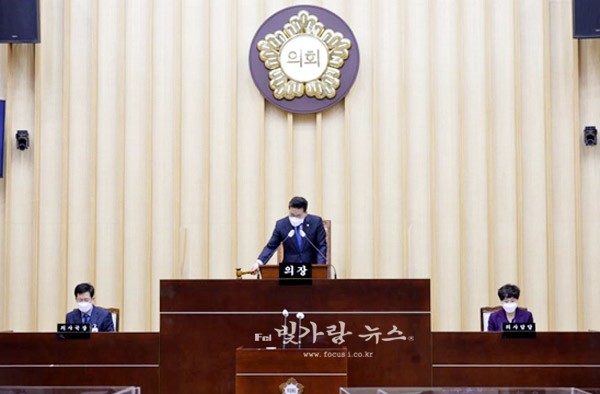 ▲ 의안 가결을 선언하고 있는 김태영 서구의회 의장